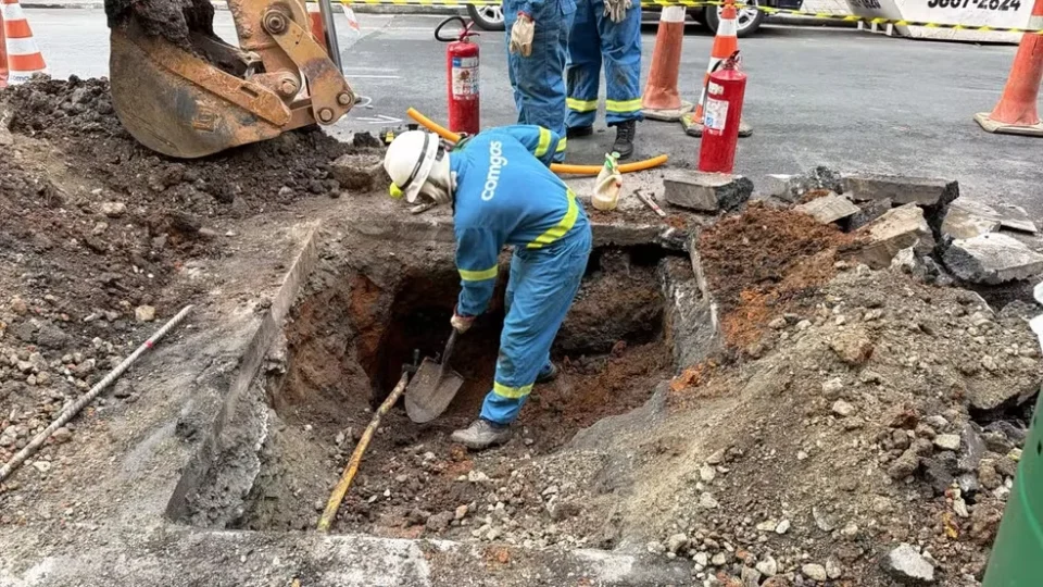 Vazamento de gás após obra da Sabesp mobiliza bombeiros e interdita rua nos Jardins