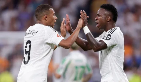 Mbappé dá show, Vini marca e Real Madrid aplica goleada em noite especial no Bernabéu