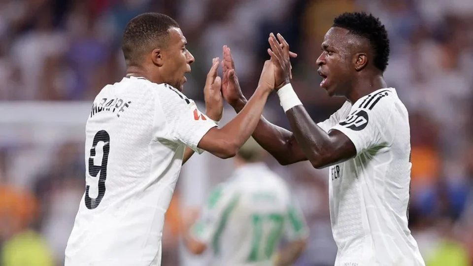Mbappé dá show, Vini marca e Real Madrid aplica goleada em noite especial no Bernabéu