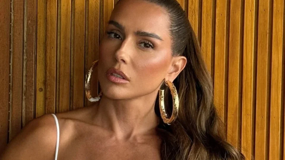 Vizinho de 96 anos processa Deborah Secco por vazamento