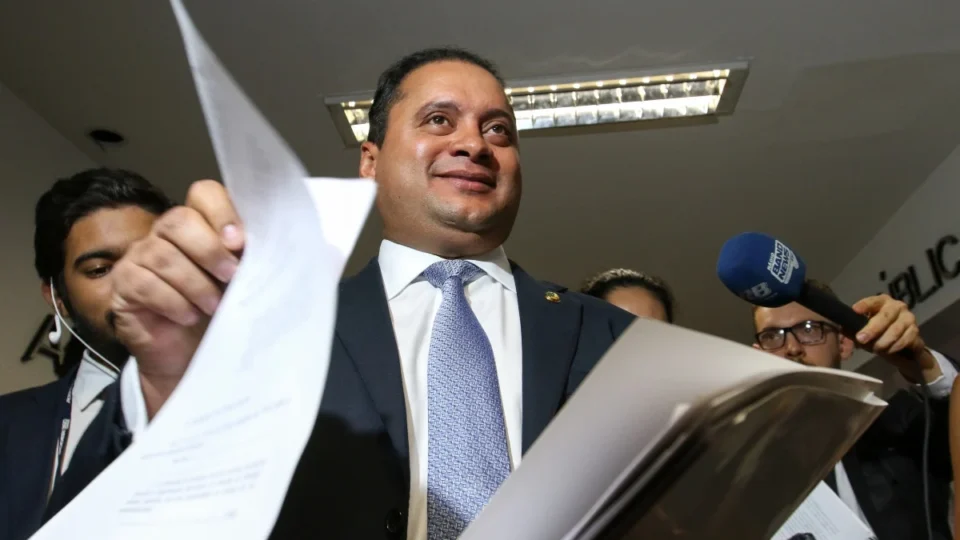 PF investiga senador Weverton Rocha em fraude de R$ 1 bi no INSS