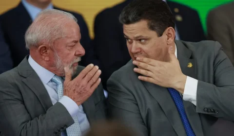Lula e Davi Alcolumbre retomam diálogo em meio a crise no TSE