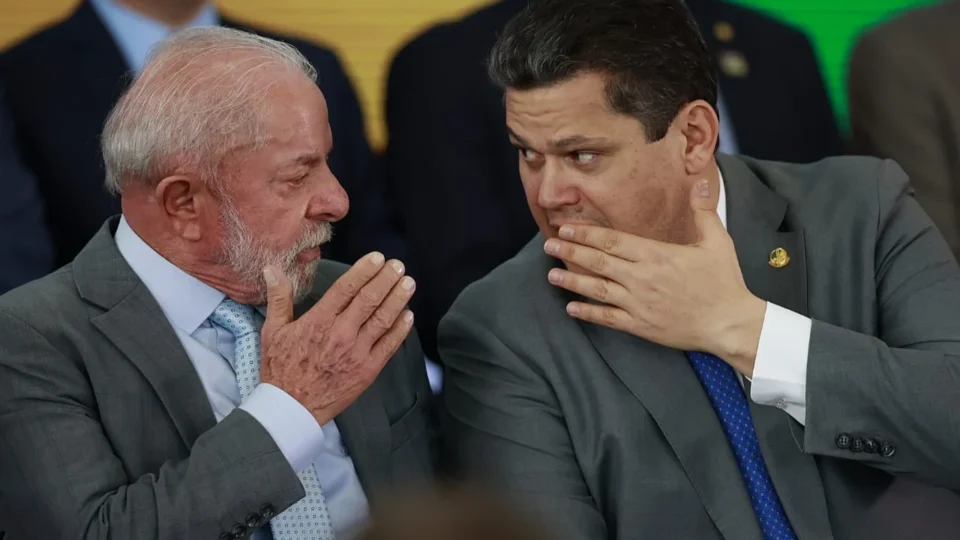Lula e Davi Alcolumbre retomam diálogo em meio a crise no TSE