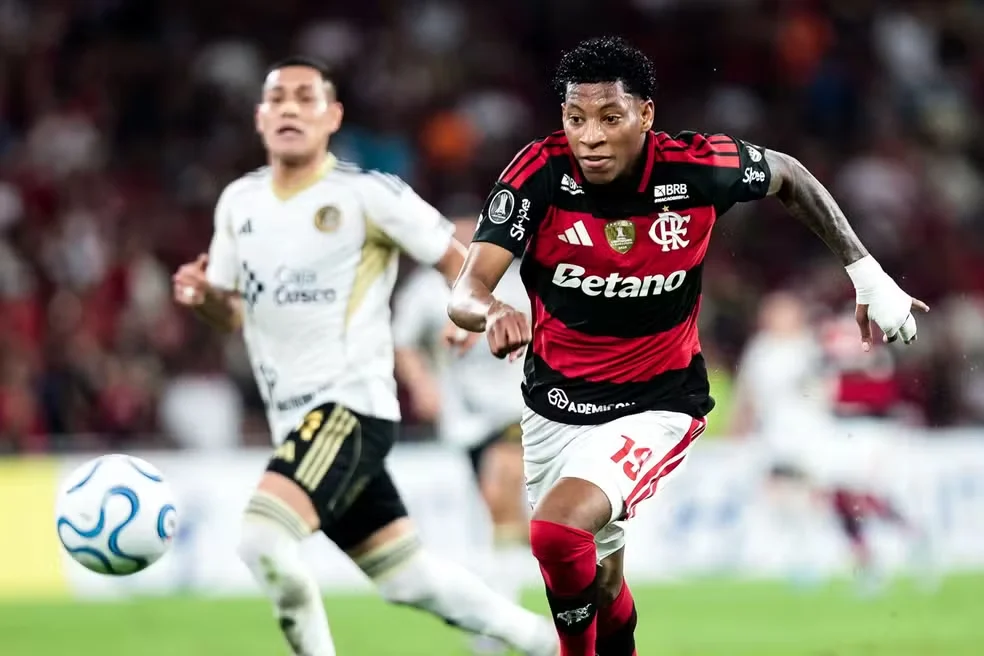 Plata deixa o Flamengo depois de dois anos no clube. Contratado no segundo semestre de 2024, o equatoriano disputou 100 partidas, marcou nove gols e deu 13 assistências com a camisa rubro-negra. Nesse período, conquistou seis títulos.