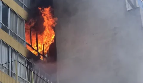 Incêndio atinge dois apartamentos no centro de São Paulo e mobiliza bombeiros