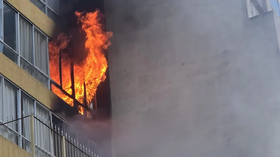 Incêndio em apartamentos no Centro de SP mobiliza resgate e expõe dificuldade para retirar idosos