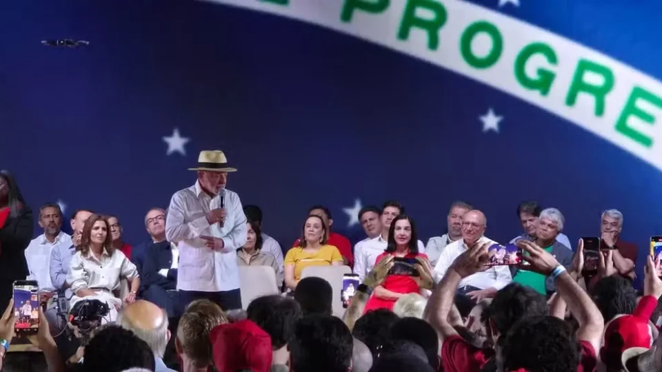 Lula promete reforçar defesa do Brasil e diz que estrangeiros não vão controlar riquezas nacionais