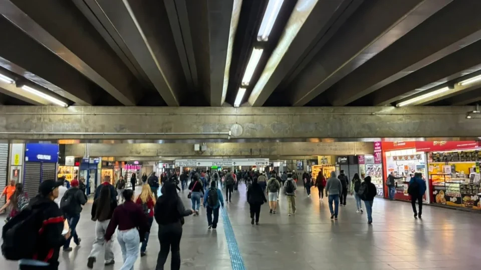 Segundo dia de greve mantém caos nos trilhos; veja como estão as linhas da CPTM