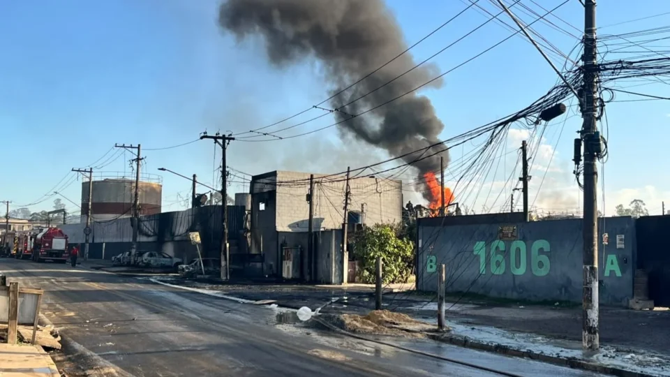 Incêndio em fábrica química desalojou 200 em Itaquaquecetuba