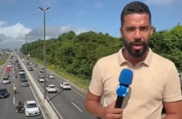 Repórter flagra acidente ao vivo durante gravação e interrompe reportagem para ajudar vítimas