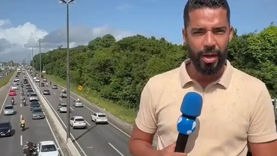 Repórter flagra acidente ao vivo durante gravação e interrompe reportagem para ajudar vítimas