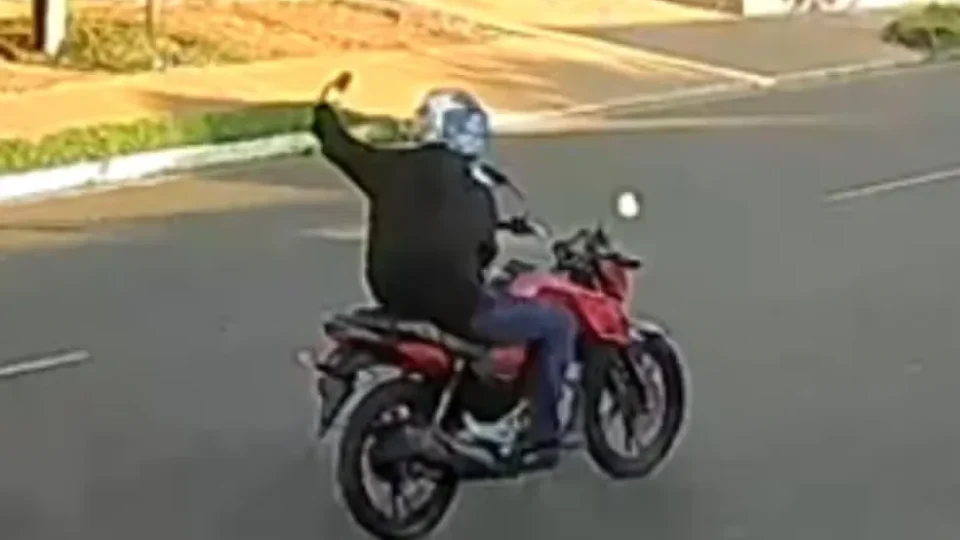 Manobra de motociclista termina com idoso atropelado e caso é investigado em Mato Grosso do Sul