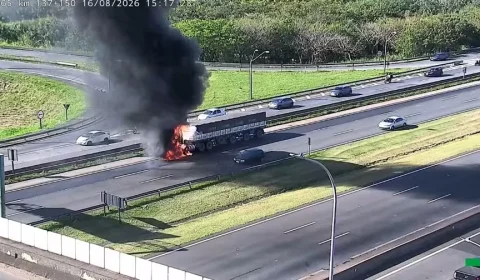 Carreta com 30 toneladas de café pega fogo e interdita pista da D. Pedro I em Campinas