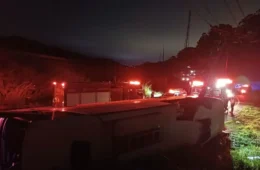 Ônibus bate em poste e deixa 10 feridos na Zona Oeste de SP