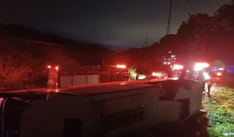 Ônibus bate em poste e deixa 10 feridos na Zona Oeste de SP