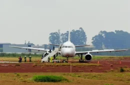 Avião sai da pista durante pouso e causa susto no Paraná