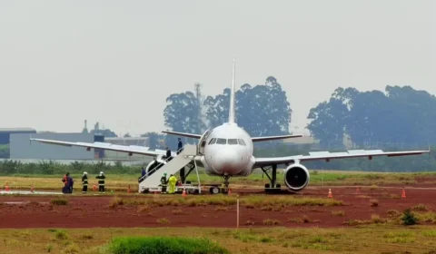 Avião sai da pista durante pouso e causa susto no Paraná