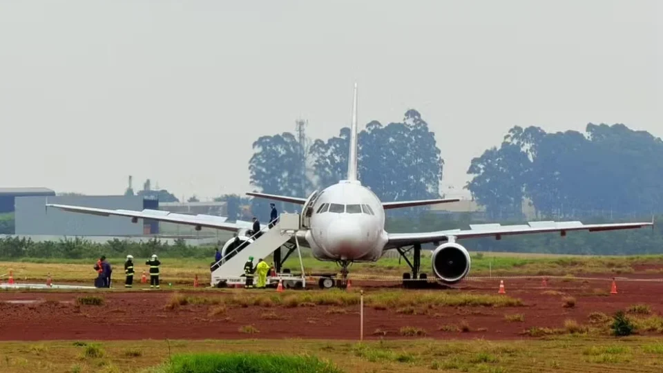 Avião sai da pista durante pouso e causa susto no Paraná