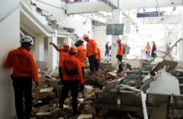 Terremoto deixa 100 mortos na Indonésia e milhares seguem longe de casa