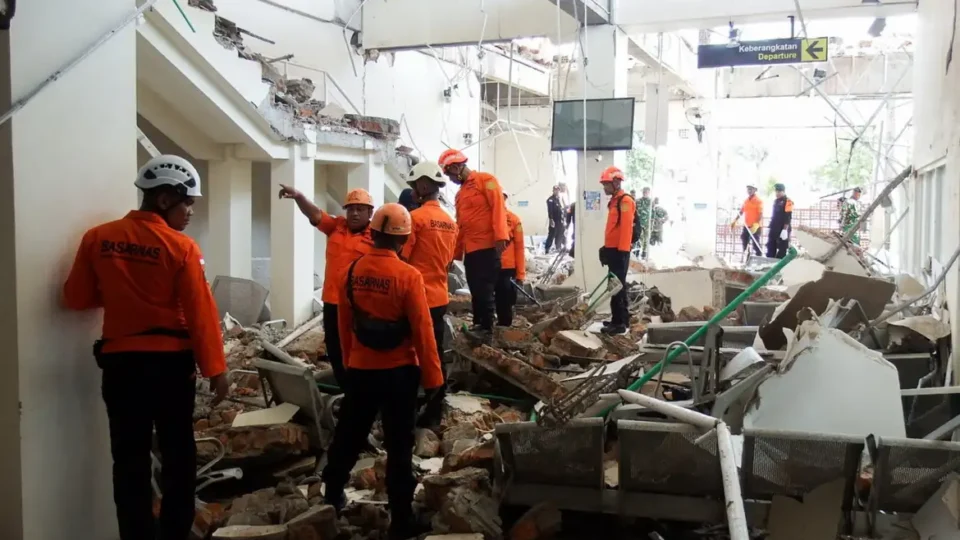 Terremoto deixa 100 mortos na Indonésia e milhares seguem longe de casa