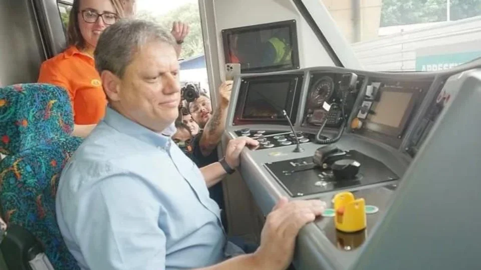 Tarcísio sanciona lei que permite transferência de funcionários da CPTM após concessão de quatro linhas
