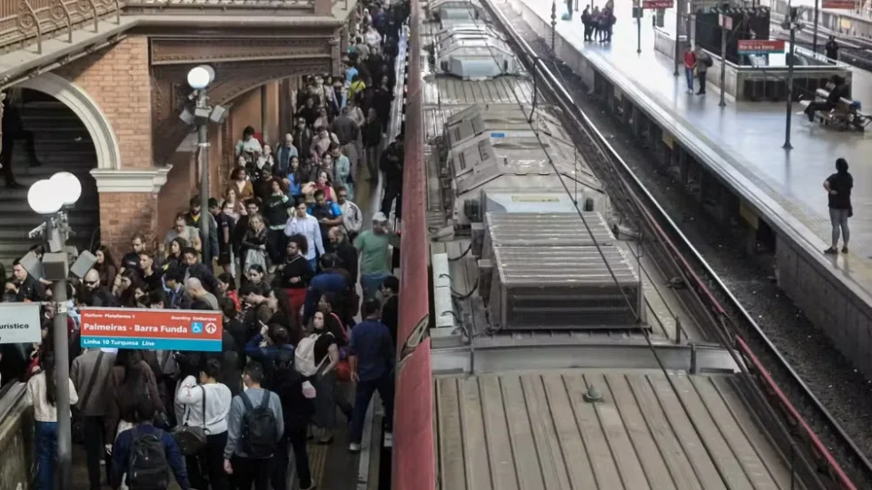 Caos nos trilhos continua: greve entra no segundo dia e afeta milhões de passageiros na Grande São Paulo