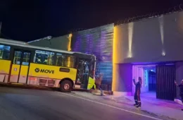 Ônibus do Move bate em motel no Anel Rodoviário de BH e deixa feridos