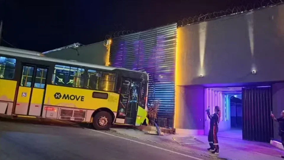 Ônibus do Move bate em motel no Anel Rodoviário de BH e deixa feridos