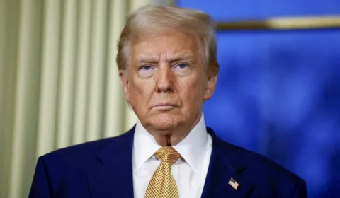 Trump bane três veículos de comunicação da Casa Branca e ameaça ampliar restrições