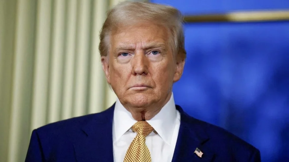 Trump bane três veículos de comunicação da Casa Branca e ameaça ampliar restrições