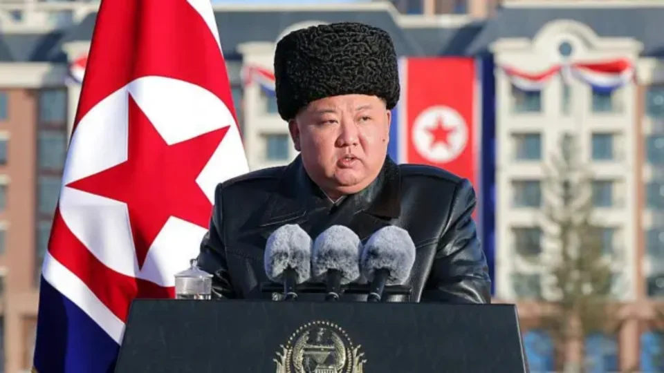 Coreia do Norte testa novo míssil hipersônico, e Kim promete “dor de cabeça incurável” aos inimigos