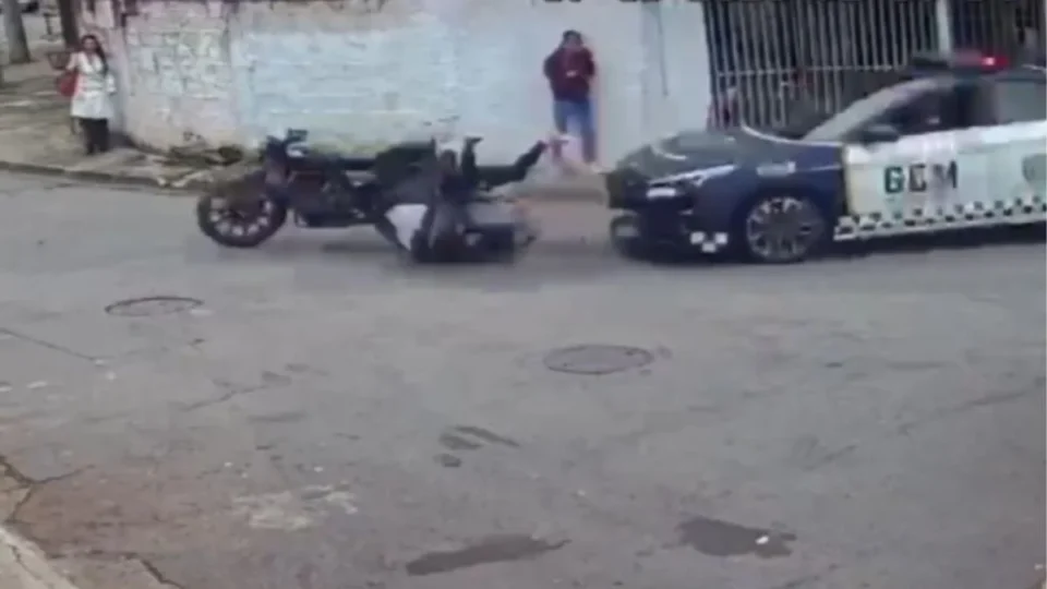 Adolescente morre após colisão com viatura da GCM durante perseguição em São José dos Campos