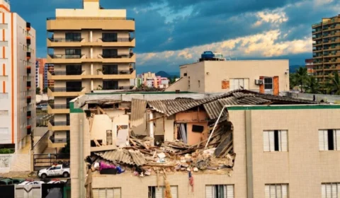 Explosão de botijão de gás destrói apartamento e deixa duas mulheres feridas em Mongaguá