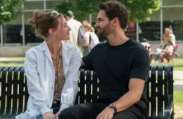 “A Hipótese do Amor”: Tom Bateman e Lili Reinhart resgatam a comédia romântica clássica no Prime Video