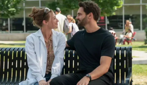 “A Hipótese do Amor”: Tom Bateman e Lili Reinhart resgatam a comédia romântica clássica no Prime Video