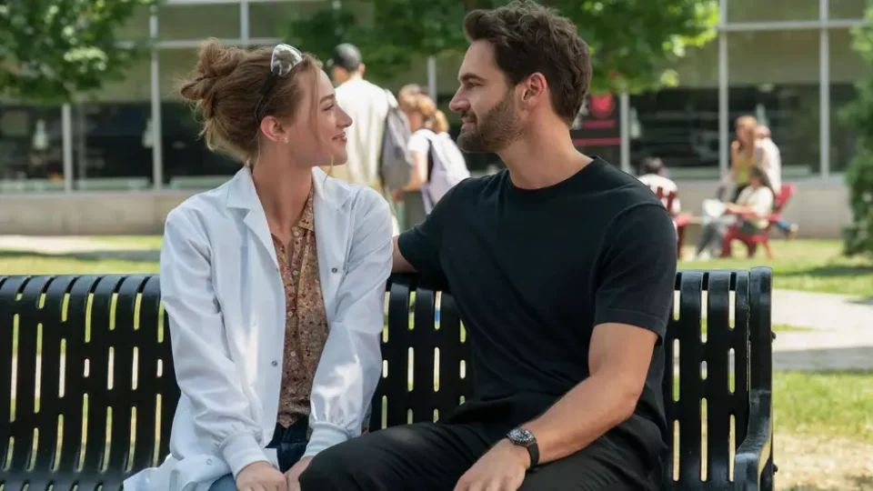“A Hipótese do Amor”: Tom Bateman e Lili Reinhart resgatam a comédia romântica clássica no Prime Video