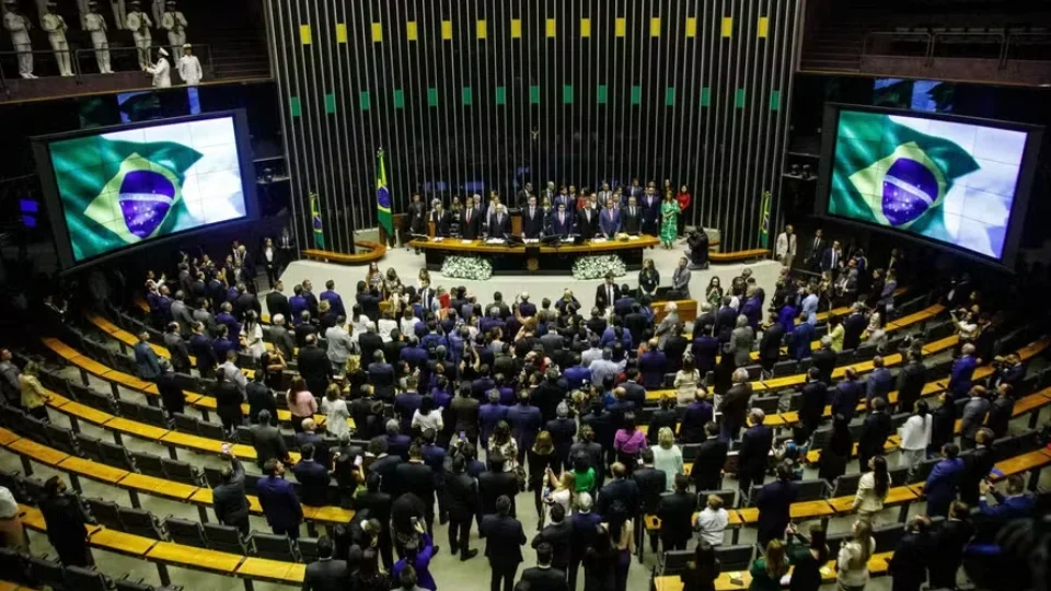 Congresso discute fim da escala 6×1 e mudanças na “taxa das blusinhas”