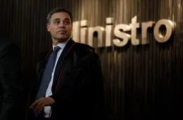 Moraes silencia, Mendonça reage e Fachin vira fiador da Corte