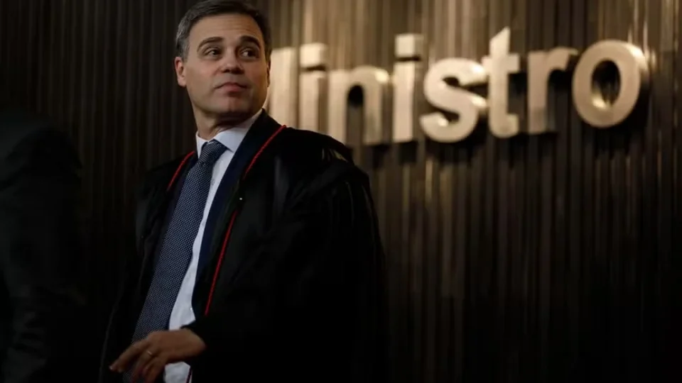 Moraes silencia, Mendonça reage e Fachin vira fiador da Corte