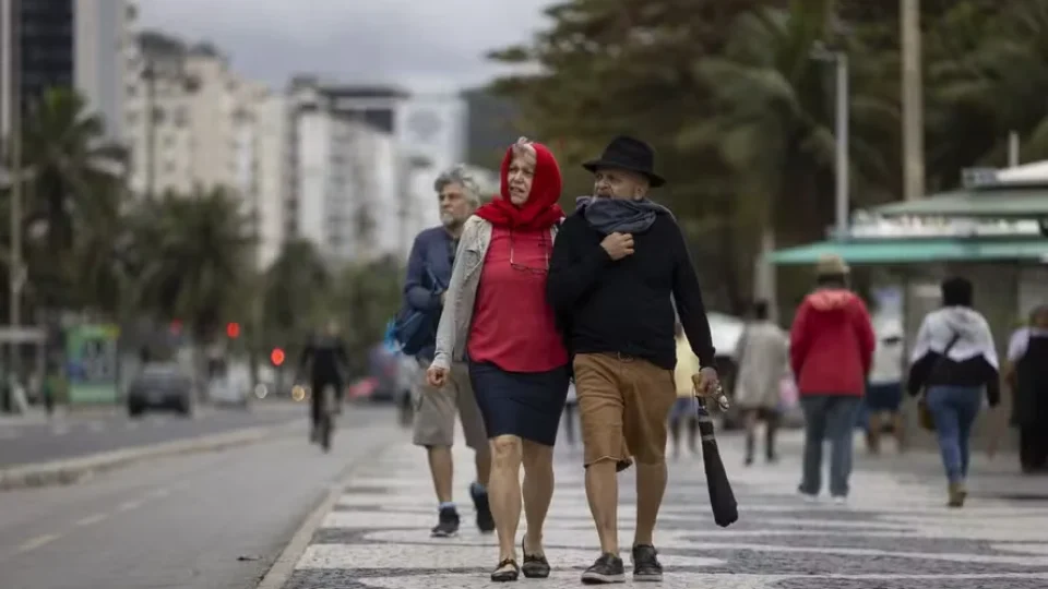 Frente fria chega ao Rio com ventania e Defesa Civil faz alerta