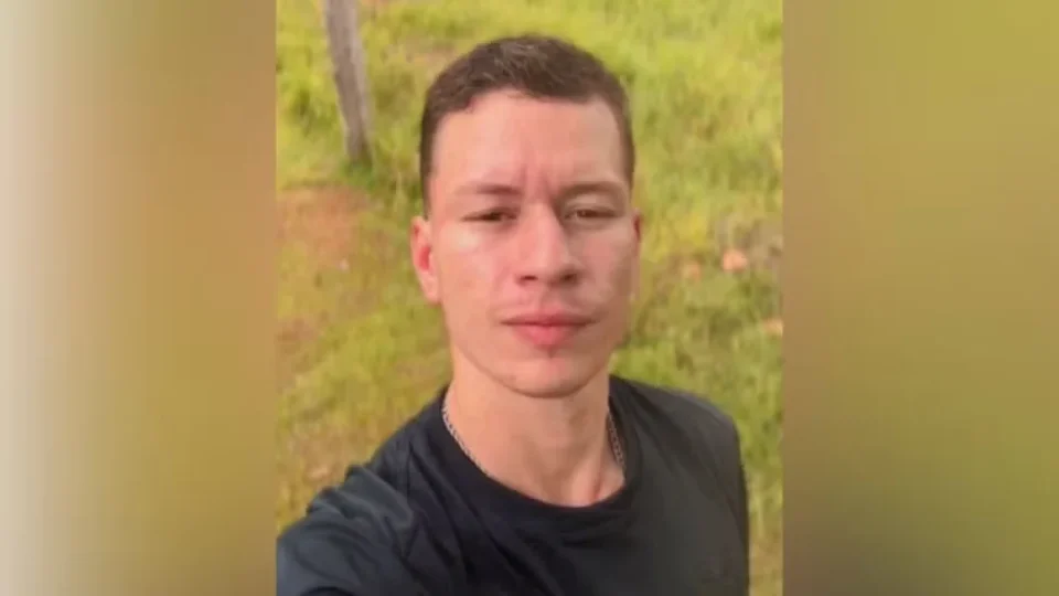 Motociclista de 22 anos morre em acidente com três veículos na BR-364 em Jaru