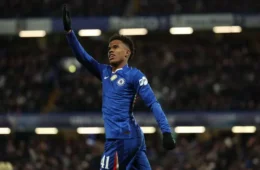 Barcelona monitora Estêvão após brasileiro perder espaço com Xabi Alonso no Chelsea
