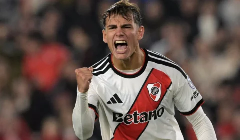 Gonzalo Plata expulso do Dínamo e retorna ao Flamengo hoje