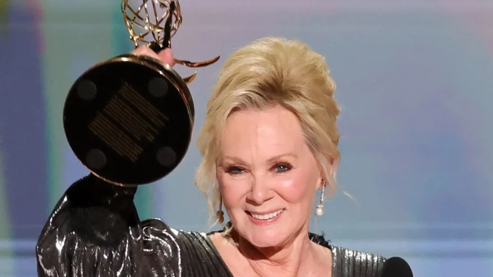 Jean Smart conquista 8º Emmy 2026 hoje às 21h: onde assistir