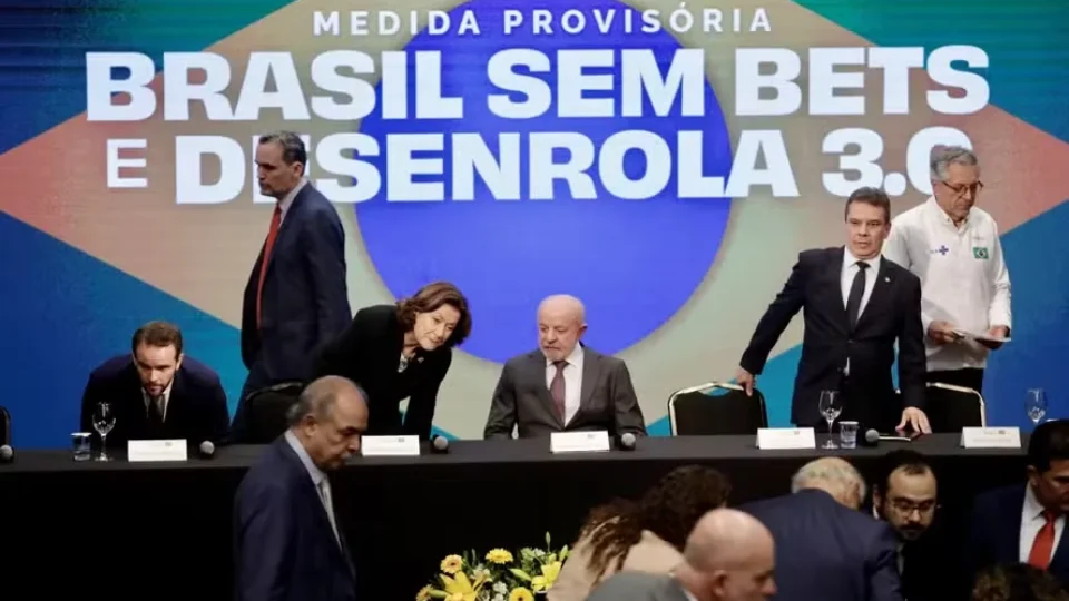 Lula assina MP que proíbe bets no Brasil; medida agora será analisada pelo Congresso