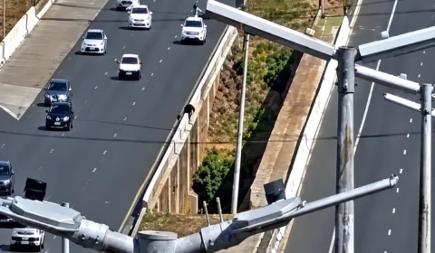 Pai e filho seguem internados após moto bater em ponte e ambos caírem no Lago Paranoá