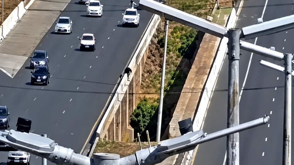 Pai e filho seguem internados após moto bater em ponte e ambos caírem no Lago Paranoá