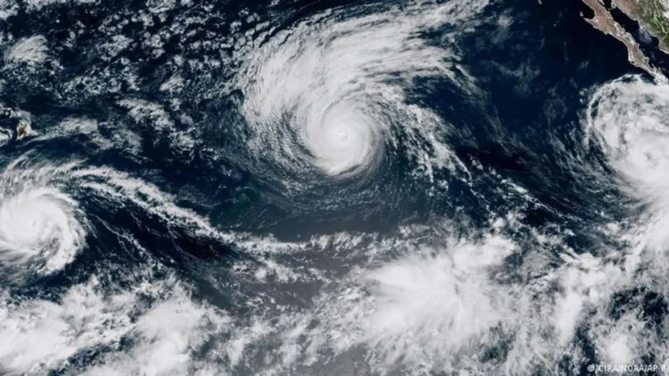 Três furacões avançam ao mesmo tempo pelo Pacífico enquanto El Niño se fortalece