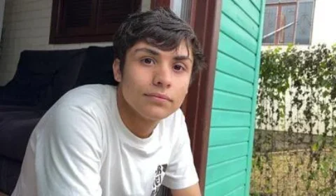 Jovem expulso de casa por ser gay recebe R$ 100 mil de indenização dos pais em SC