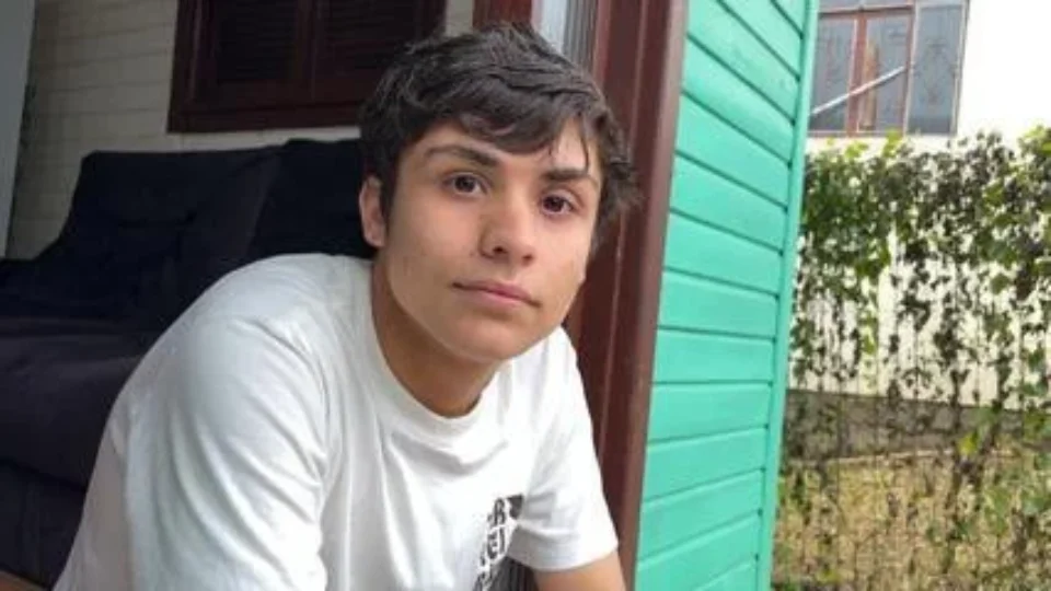 Jovem expulso de casa por ser gay recebe R$ 100 mil de indenização dos pais em SC
